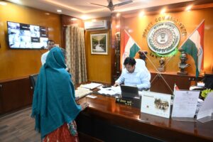 Sahibganj: Deputy Commissioner Hemant Sati organized a public hearing, listened to the problems of the people