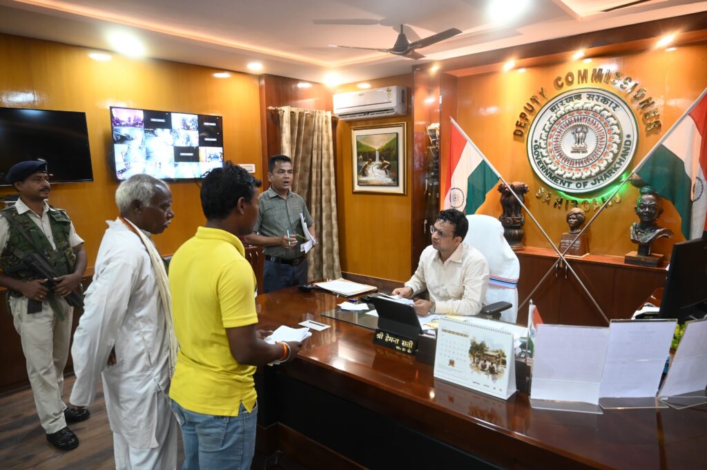 Sahebganj: Deputy Commissioner organized public hearing, listened to people's problems