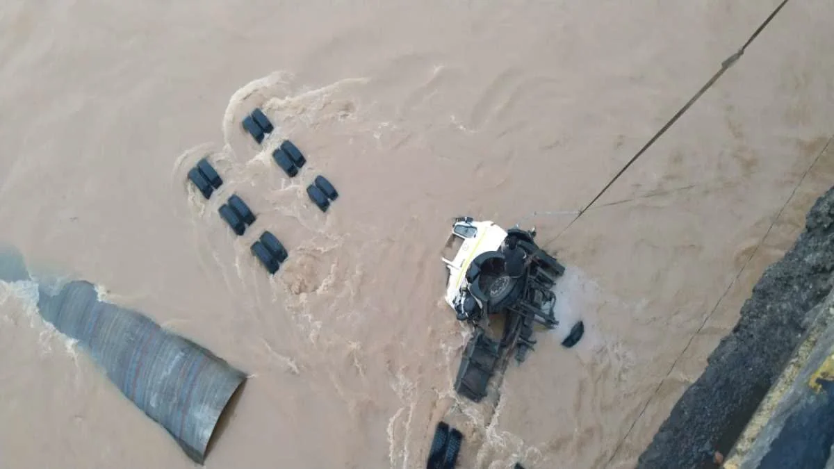 Giridih: Truck fell into a swollen river, driver kept begging for his life sitting on the tyre throughout the night, watch video