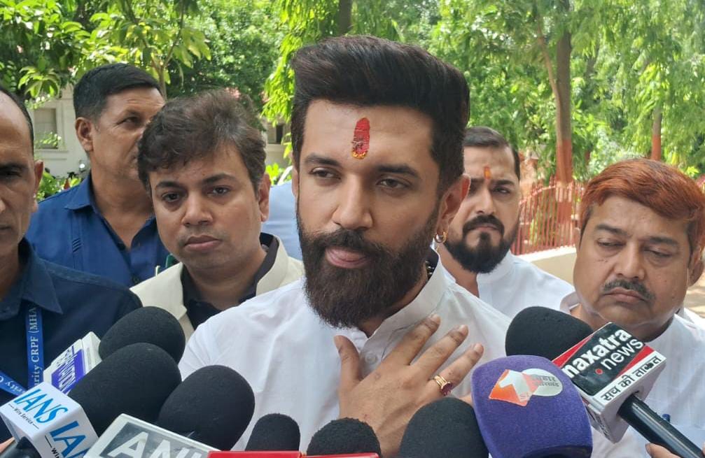 Bihar Election: "पिता तुल्य हैं जीतन राम मांझी", दरार की अटकलों पर बोले चिराग पासवान