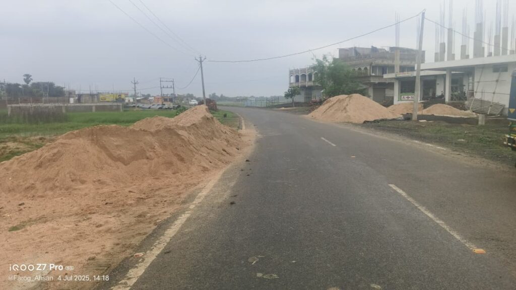 Barharwa: Illegal sand trade openly in Harihara, storage and sale being done against the rules